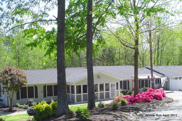 Dog boarding training practice with a dog holding place calmly before drop-off